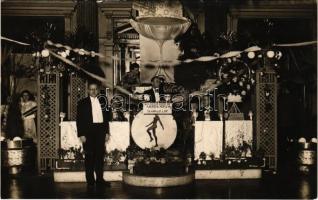 Budapest, Szépségverseny egy vendéglőben, szavazólapok a színpadnál. Diskay Fotó, photo