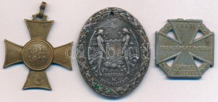 1913. "Mozgósítási Kereszt / 1912-1913-as Emlékkereszt" bronz kitüntetés mellszalag nélkül + 1914. "A Vörös Kereszt Ezüst Díszérme hadidíszítménnyel" zománcozott Ag kitüntetés (zománcozás szinte teljesen lekopott), fül és mellszalag nélkül + 1916. "Károly-csapatkereszt" Zn kitüntetés fül és mellszalag nélkül T:VF,F Hungary 1913. "Commemorative Cross, 1912-1913" bronze decoration without ribbon + 1914. "Red Cross, Silver Medal of Honour with a war decoration" enamelled Ag decoration without ear and ribbon (enamel is almost fully worn) 1916. "Charles Troop Cross" Zn decoration without ear and ribbon C:VF,F NMK 275., 285., 295.
