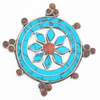 Ezüst(Ag) türkizzel és korallal kirakott medál, jelzés nélkül, d: 4 cm, bruttó: 6,5 g