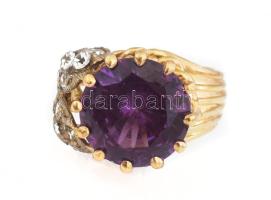 Arany (Au) 18K gyűrű kövekkel díszítve, jelzett, méret: 48, bruttó: 8,9 g