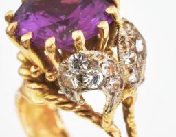 Arany (Au) 18K gyűrű kövekkel díszítve, jelzett, méret: 48, bruttó: 8,9 g