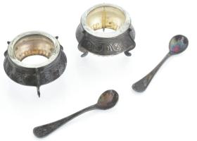 Ezüst(Ag) fűszertartó üvegbetéttel, 2 db + 2 db fűszerkanál, jelzett, d: 5 cm, bruttó: 133,6 g