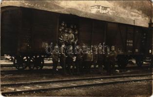 Első világháborús osztrák-magyar katonák a vasútállomáson, vonat / K.u.k. H.B. Gr. 91.011. / WWI Austro-Hungarian military railway station, soldiers in a train. photo (fl)