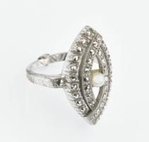 Ezüst(Ag) gyűrű gyönggyel és markazitokkal, jelzett, méret: 55, bruttó: 5,3 g