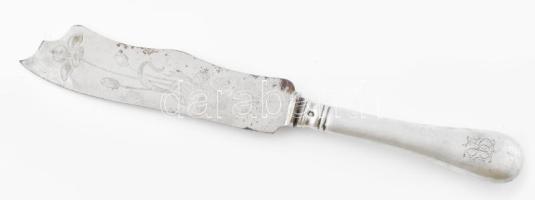 Ezüst(Ag) nyelű halas kés, jelzett, h: 26 cm, pengéjén rozsdafoltokkal, bruttó: 96,2 g