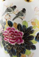 Hatalmas kézzel festett kínai padlóváza, aranyozott plasztikus díszítményekkel, jelzés nélkül, hibát...