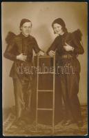 cca 1920-1930 Kéményseprő-pár, fotólap, Bp., Hável Fotószalon, 9x13,5 cm