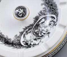 Hollóházi Jurcsák László által tervezett bonbonier és hamuzó, jelzett, kopással, d: 15-17 cm