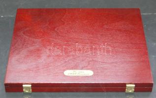 Fa éremtartó kazetta 12 férőhellyel, 54x54mm