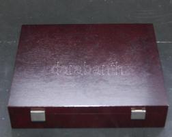 Fa éremtartó kazetta 8 férőhellyel, 45mm átmérőjű érmékhez