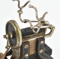 Antik kastélytelefon, korának megfelelő állapotban és felszereltségben, cca 17x26x23 cm