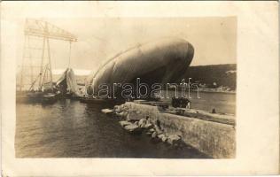 A Pola felett lelőtt Citta di Jesi olasz léghajó maradványai, osztrák-magyar haditengerészet matrózai / WWI Austro-Hungarian Navy, K.u.K. Kriegsmarine. Citta di Jessi military balloon shot in Pula. R. Marincovich photo (fa)