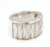 Ezüst(Ag) fehér köves masszív gyűrű, jelzett, méret: 52, bruttó: 10,3 g