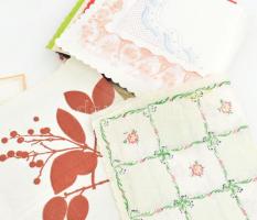 cca 60-70 db régi és antik szalvéta, közte folttal, de összességében jó állapotban