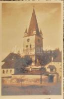 cca 1920-1930 "Die Heltauer Kirchenbu(r)g", Az erdélyi nagydísznódi (Cisnadie/Heltau/Hielt) szász erődtemplomról készült fotósorozat, az utolsó fotón Nagydísznód látképével, 14 fotó fotó albumlapokon, a táblák egy része előtt hártyapapírral, kiadói haránt-alakú fotóalbumban,kopott, kissé foltos borítóval, 17x11 cm és 15x10 cm között méretben.