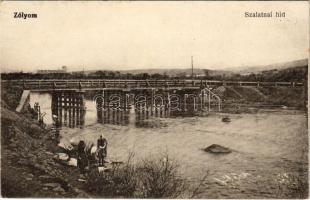 Zólyom, Zvolen; Szalatnai híd, mosó asszonyok. Vasúti levelezőlapárusítás 352. / bridge, washing women