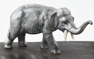 Kalamáris. Műgyanta lapon elefánt figura díszítéssel, porcelán tintatartó tégellyel, kopott, 28x18 c...