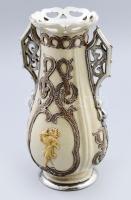 Villeroy & Boch, XIX. sz., empír futómintákkal és jellegzetes német figurákkal díszített váza. Platina mázas fajansz, Jelzett, minimális kopással, m: 22 cm