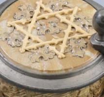 Villeroy & Boch, XIX. sz., judaika ivókorsó, platina mázas fajansz, tetején Dávid-csillag ábrázo...