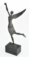 Mamikon Yengibarian (örmény, 1963-): Szárnyas nőalak. Patinázott bronz, márvány talapzaton, m: 35 cm