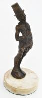 Ismeretlen szobrász: Férfi kalapban. Bronz, márvány talapzaton, jelzés nélkül, m: 23 cm