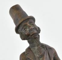 Ismeretlen szobrász: Férfi kalapban. Bronz, márvány talapzaton, jelzés nélkül, m: 23 cm
