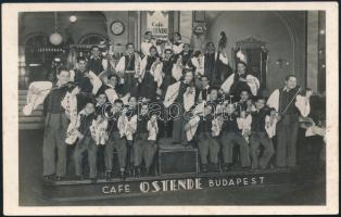 Kalmár Pál zeneszerző és a Rajkó zenekar egyes tagjainak aláírása Café Ostende fotólap hátoldalán