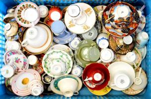 37 darab gyűjtői csésze alátéttel, közte érdekes és értékes darabokkal, Herendi, Hummel, Wedgwood, Meissen, stb. Jelzett, pattanással, kopással, klf méretben.
