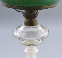 Antik petróleumlámpa, tejüveg és áttetsző üveg testtel, kétrétegű búrával, kis kopással, m: 50 cm
