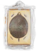 Tibeti amulett medálba foglalva, egyik oldalán fényképes, d: 5x3,5 cm