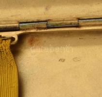 Ezüst (Ag) tárca. jelézett szőlőlevél díszítéssel 11x9 cm, 146 g