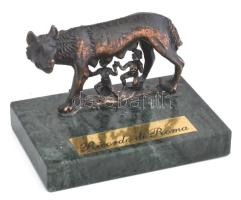 Romulusz és Rémusz szobor, márvány talapzaton, 8,5x5,5x6 cm