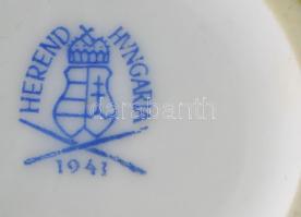 Herendi kisváza. Sárga fonton kézzel festett virágmintával, jelzett, hibátlan, m:11,5 cm