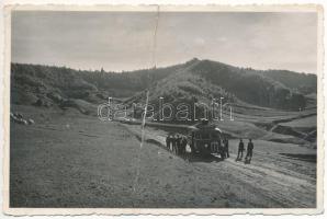 1943 Hollómező, Magoaja; autóbusz kirándulókkal / autobus with tourists (fa)