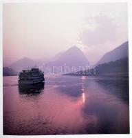 - 
Philip Wilkinson: Jangce. Antóni Csaba fordítása. Hn., 2006, Kossuth Kiadó. Színes fotókkal gazd...