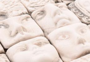 Togyerás József (1930-): Plasztikus mozaik. Kőhatású kerámia, farost lapra applikálva, jelzett, kopá...