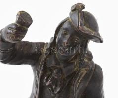 Tósztot mondó. Bronz szobor, márvány talapzaton. Stapálca alja hiányos 25 cm