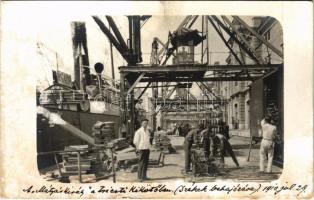 1910 Trieste, Trieszt; MÁTYÁS KIRÁLY egycsavaros tengeri áruszállító hajó a kikötőben, székek behajózása / Hungarian sea-going freighter, loading of the chairs (later K.u.k. Kriegsmarine). photo (fl)