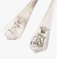 2 db ezüst (Ag) fűszertartó, hozzá való kanállal, belül aranyozott, Dianás jelzéssel. össz 60 g, 5 c...