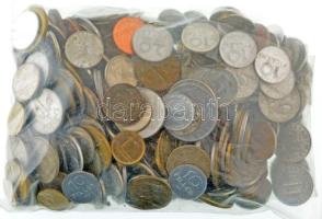 Vegyes, magyar és külföldi érmetétel mintegy ~1kg súlyban T:vegyes Mixed, Hungarian and foreign coin lot (~1kg) C:mixed