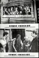 cca 1974 ,,Keserű csokoládé" című olasz filmvígjáték jelenetei és szereplői, 13 db vintage produkciós filmfotó (vitrinfotó, lobbyfotó) ezüst zselatinos fotópapíron, a használatból eredő (esetleges) kisebb hibákkal, 18x24 cm