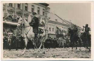 1938 Kassa, Kosice; Horthy Miklós kormányzó bevonulása, Elemér Reich üzlete. Foto Ginzery S. / entry of the Hungarian troops, Horthy on white horse, shop + "1938 Kassa visszatért" So. Stpl (EK)