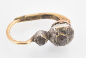 14k arany (Au) fülbevaló, gyémántokkal, ca 0,2 ct. Jelzett 2,2 g