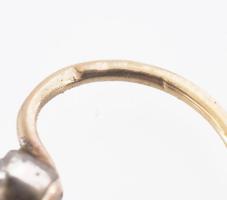 14k arany (Au) fülbevaló, gyémántokkal, ca 0,2 ct. Jelzett 2,2 g