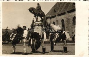 1940 Kolozsvár, Cluj; bevonulás, koszorúzás / entry of the Hungarian troops, wreath laying. Fotofilm photo (fl)