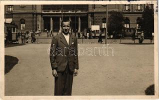 Budapest VII. Keleti pályaudvar, férfi a vasútállomás előtt, villamosok. photo (EB)