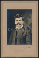 1909 Amerikába kivándorolt magyar férfi hazaküldött, feliratozott, keményhátú vintage fotója, 22,5x15 cm