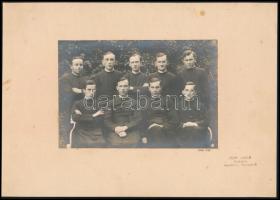 1952 Szombathely, Pupp László fényképész által készített vintage fotó kispapokról, 11,5x17 cm, karton 20,8x29 cm