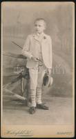 1906 Budapest, Háberfeld Károly fényképész műtermében készült, keményhátú vintage fotó, a felirat szerint ifj. Szabó Miklóst ábrázolja kalappal és sétabottal, 19x10,2 cm