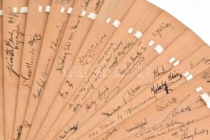 cca 1900 Nagy méretű fa legyező, minden lapján lányok emlékírásaival, aláírások, néhol rövid humoros...